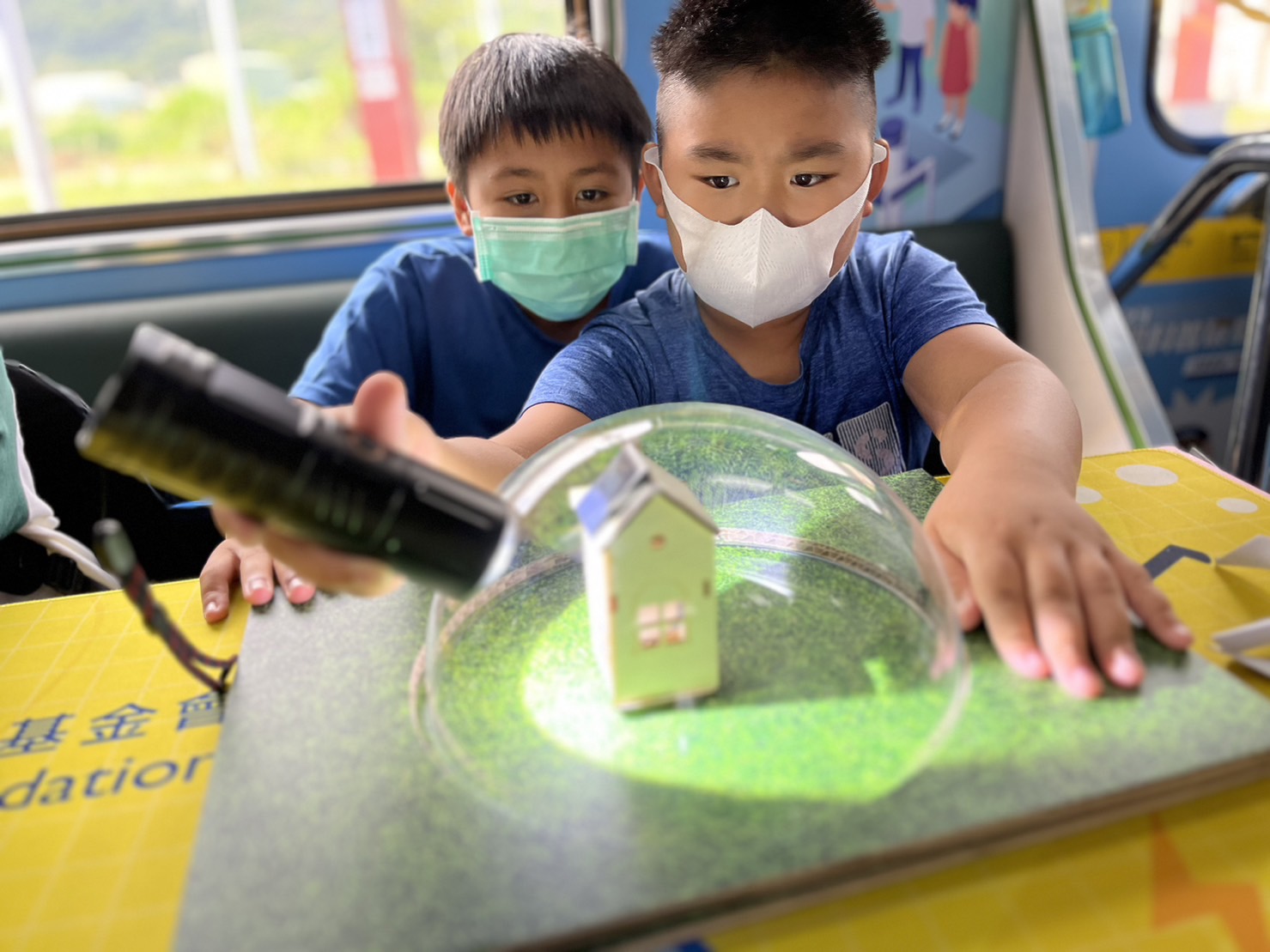 友達參與基礎科學主題車廂，以STEAM教學精神，設計「逐日科學家」、「太陽能工程師」以及「淨零建築師」三大能源科普課程和實驗
