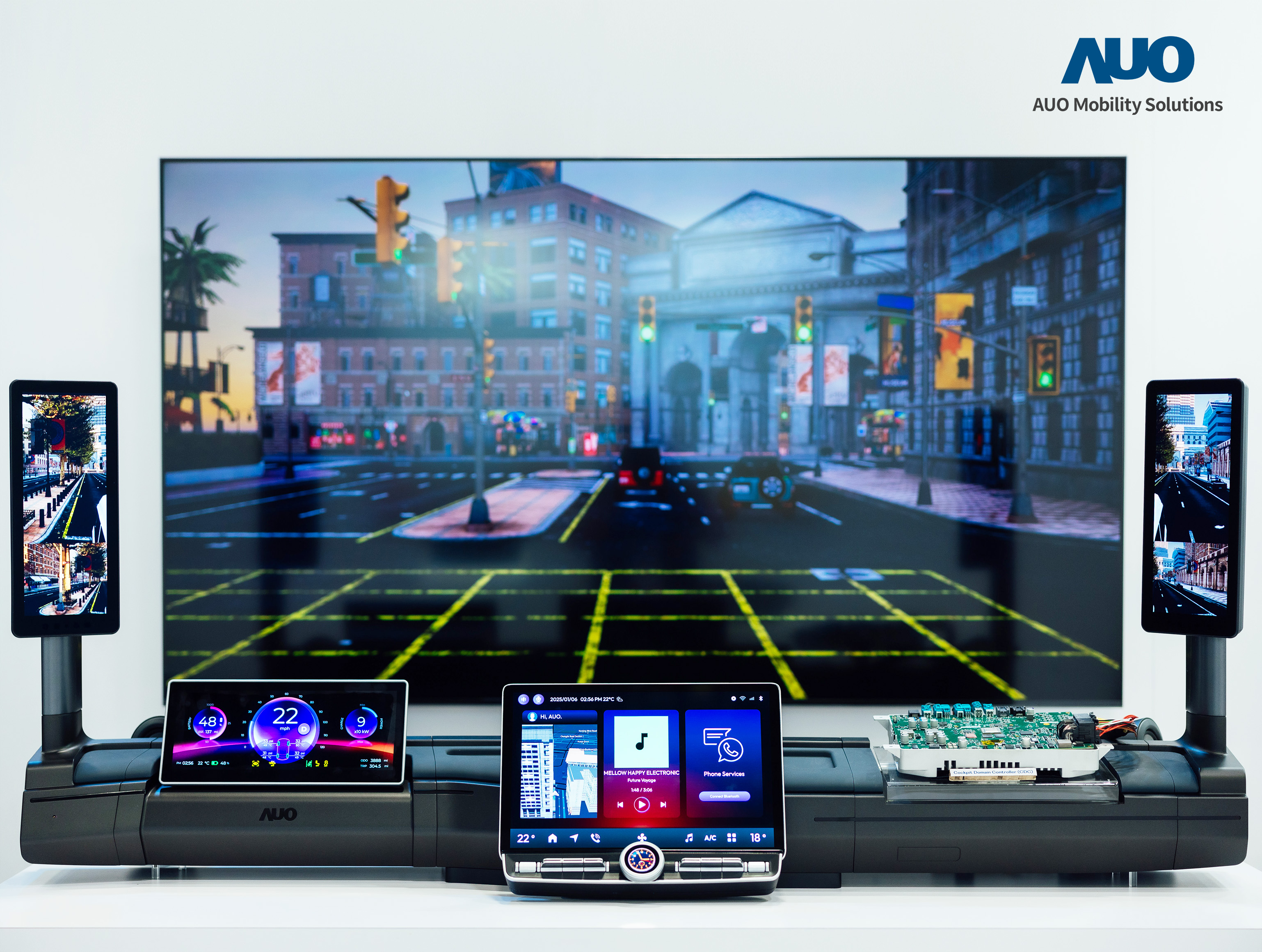 hth·华体智慧行动推出智慧座舱域控平台，支持CDC、分区架构并整合AI运算模块，提供智能体感与座舱互动功能，驱动个人化座舱功能全面升级。