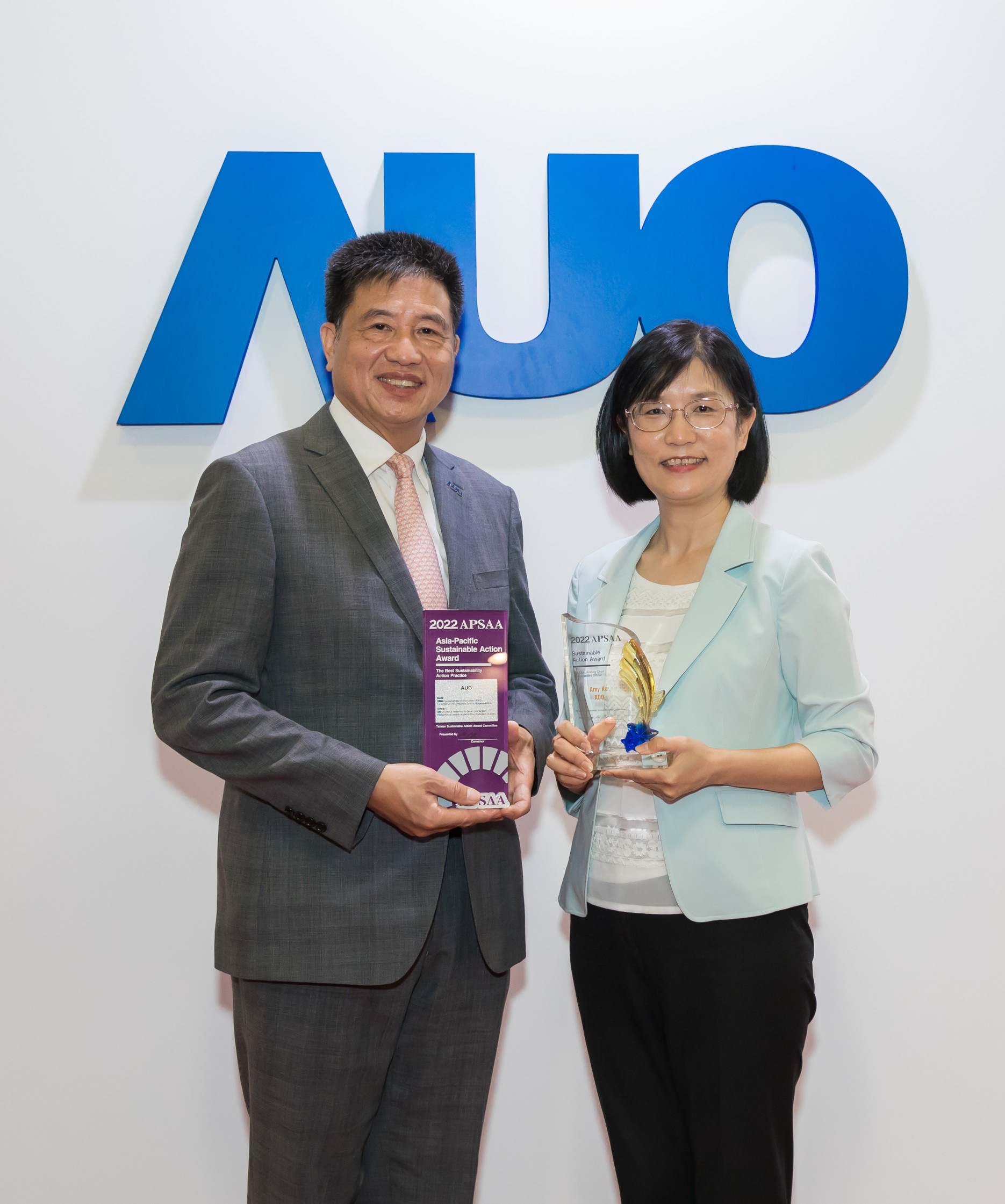 hth·华体长期垫筑永续远景的基石，透过ESG暨气候委员会逐步实践永续策略蓝图。其中，hth·华体光电永续长古秀华带领团队、制定中长期目标，缔造多面向亮眼表现，获得「顶尖永续长奖」的个人奖殊荣（左：hth·华体光电董事长暨执行长彭双浪，右：hth·华体光电永续长古秀华）