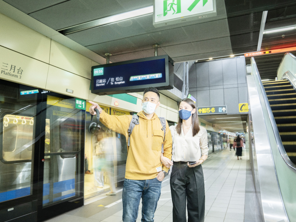 友達旗下達擎之客製化TARTAN顯示器，於台北捷運中山站亮相。以獨特長條型比例與高畫質特色，為台北捷運站帶來嶄新的都會車站風貌