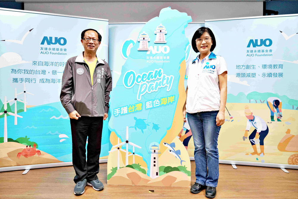 友達光電永續長古秀華（右）與桃園市環保局局長呂理德（左）進行海岸線認養儀式，簽署於象徵藍色宣言的海岸永續燈塔上，承諾以實際行動與環境教育方式，投入桃園海岸線守護行列