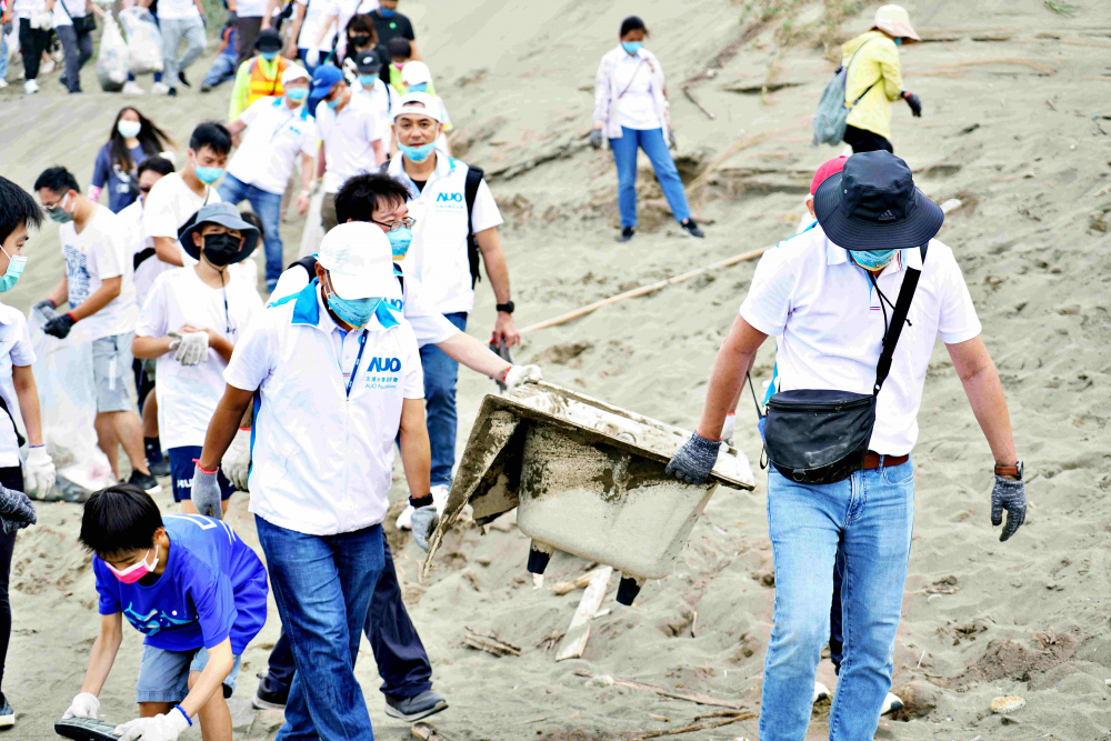 友達永續基金會2022 Ocean Party活動，與桃園市政府環保局、海湧工作室、觀音樹林里社區多方合作，一同手護台灣藍色海岸