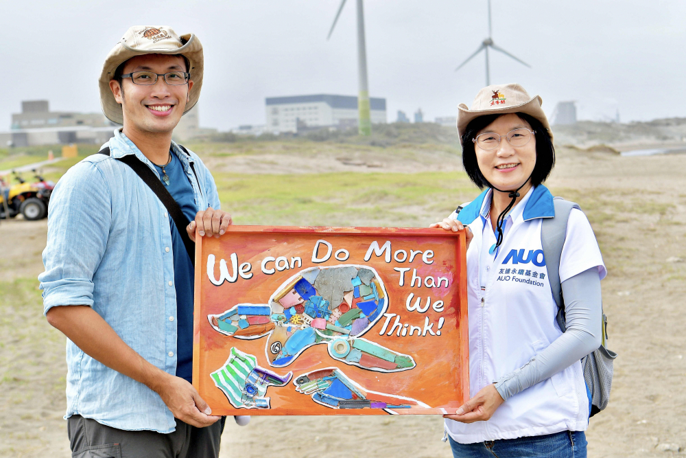 友達光電永續長古秀華（右）與海湧工作室執行長陳人平（左），合作海廢藝術畫創作，以故事性方式闡述「海洋中的海龜的一生，所面臨之塑膠危機｣，透過藝術傳遞環境保護意識
