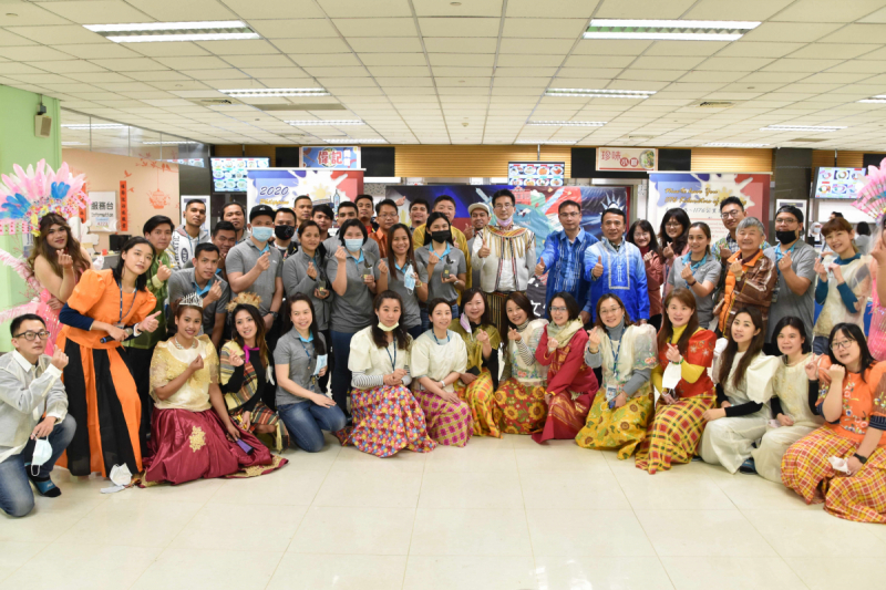 友達推動「安心、創新、用心、同心、盡心」五星職旅，為菲籍員工打造全方位照護，首度贏得「人權實踐與發展領袖獎」殊榮