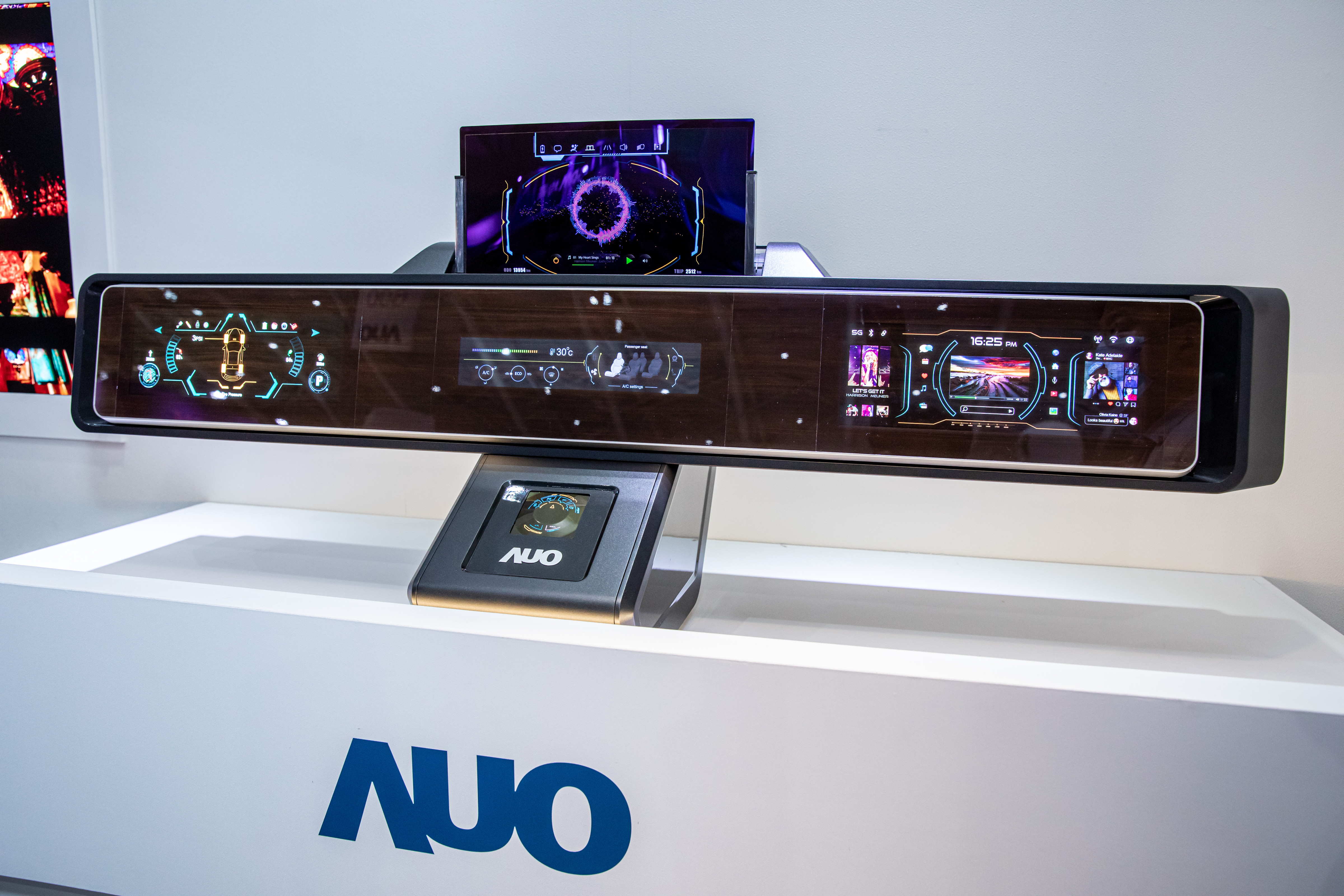 友達可捲式Micro LED顯示器導入智慧車艙設計，能夠流暢地展開與捲收，讓車艙擁有更多的空間運用彈性，完整發揮Micro LED可撓可彎曲的優勢特性