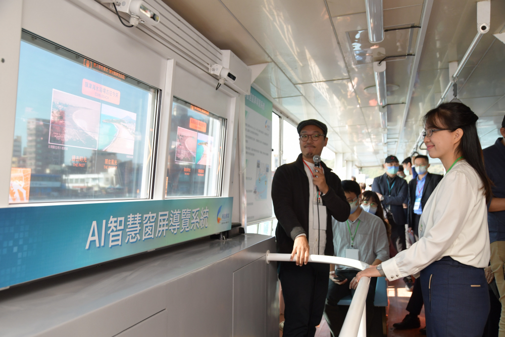 友達整合透明Micro LED智慧窗，透過景物GPS座標定位追蹤乘客視線，可即時在智慧窗提供正確的導覽資訊