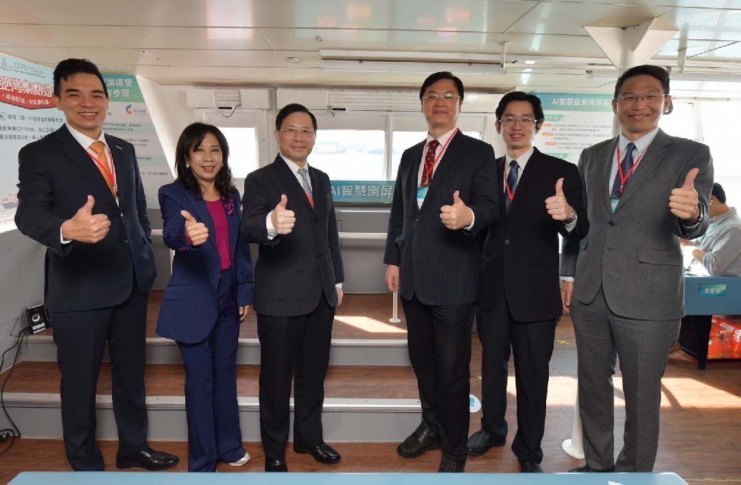 由經濟部技術處指導推動，透過友達光電、工業技術研究院與船舶中心三方合作，於高雄亞灣智慧渡輪率先導入最新Micro LED透明顯示器屏今(22)日啟用(左起友達光電營運長暨總經理柯富仁、高輪公司董事長黃淑美、經濟部次長林全能、高雄市副市長羅達生、經濟部技術處科長張能凱、工研院電光系統所副所長李正中)