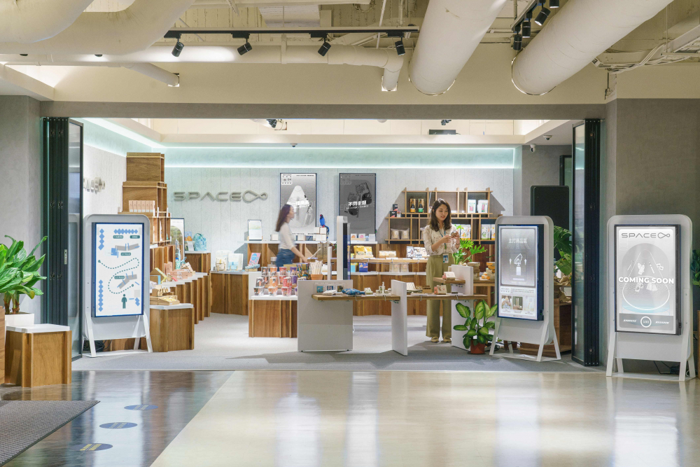 hth·华体打造永续选物商店，展示社企及社创商品，结合创利空间所开发的智能零售系统，整合多元产品信息，让无人商店扮演公益行动的推手