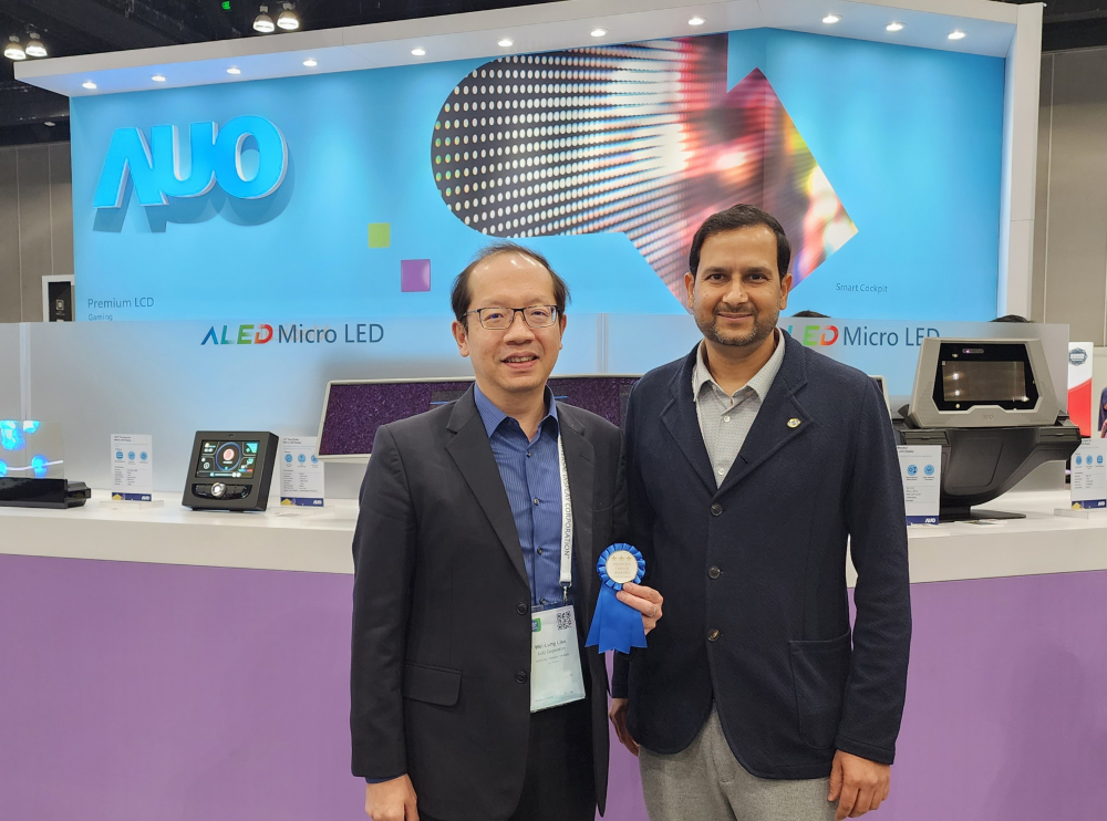 友達光電於2023 SID顯示週，由SID國際資訊顯示學會評選頒發「最佳中型展位獎」。左為友達光電技術長廖唯倫。