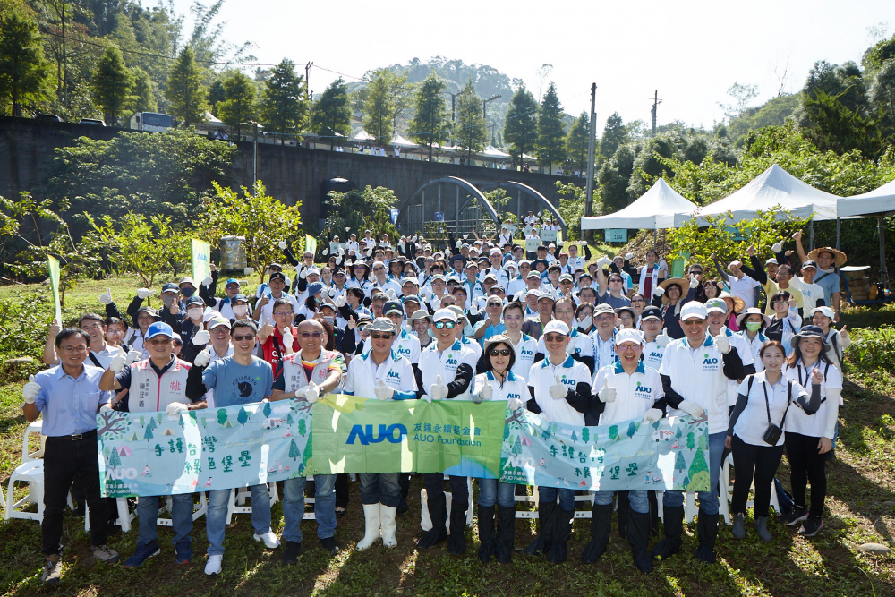 友達永續基金會集結超過200位志工，攜手移除外來入侵種小花蔓澤蘭，守護霄裡溪生物多樣性