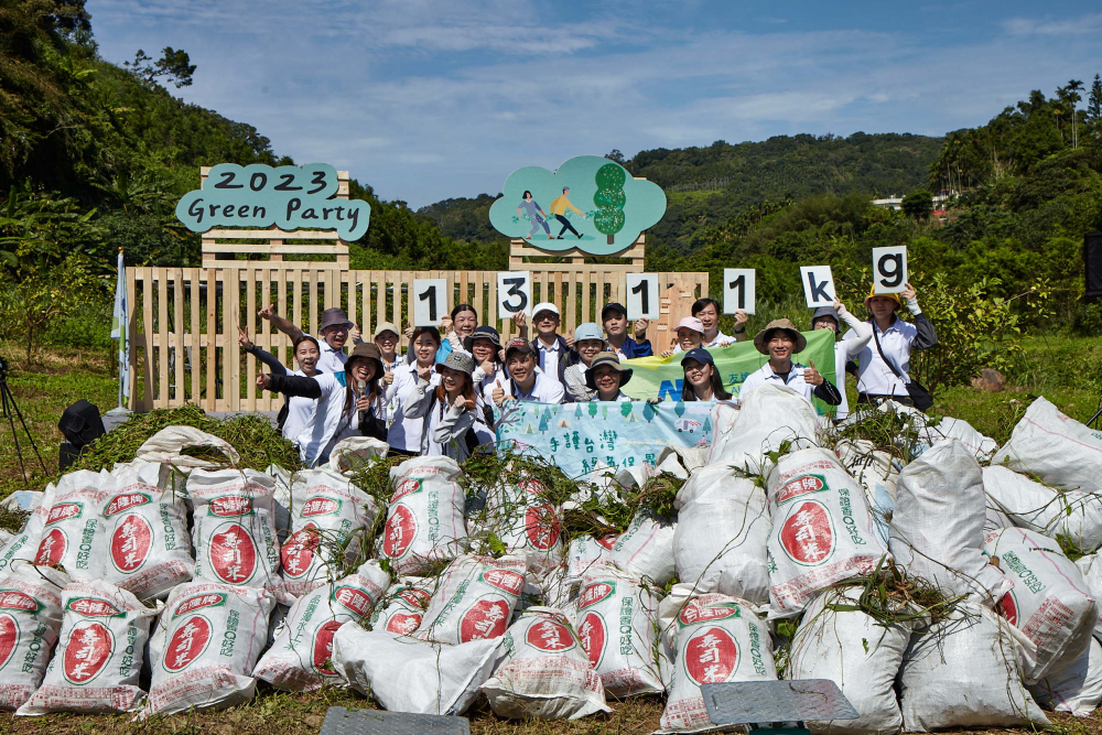 友達集結超過200位志工，攜手移除高達1311公斤的外來入侵種「小花蔓澤蘭」