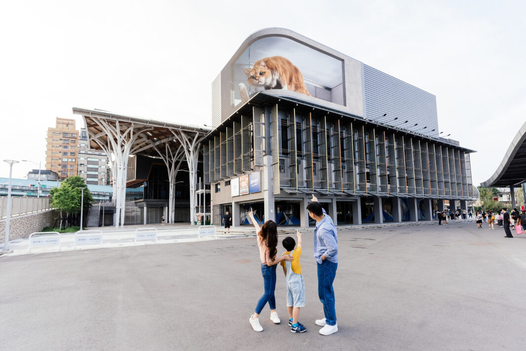 友達打造全台最大戶外裸視3D LED弧形螢幕，將超立體的軟萌胖橘貓動畫活躍於頂樓外牆
