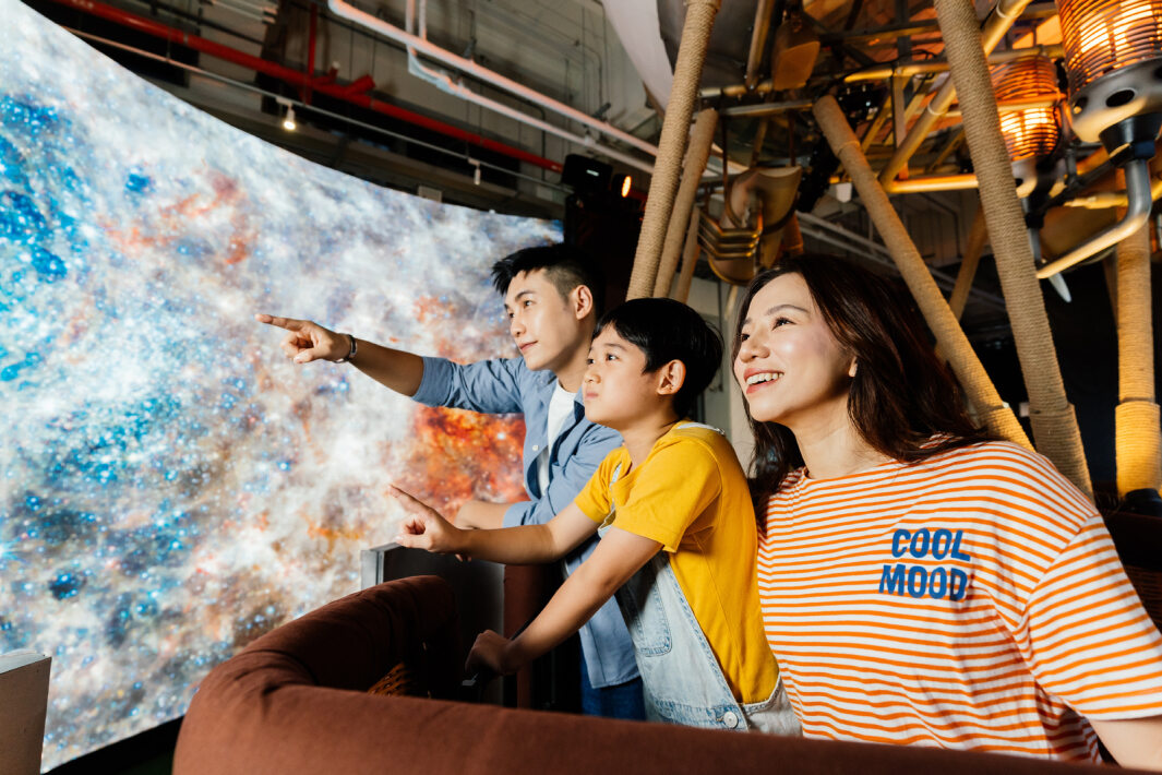 友達打造全台最大寬6公尺、高4公尺、唯一搭載LED弧形拼接顯示屏的動感飛行船，讓乘客駐足在熱氣球上，享受身歷其境的偽出國旅遊樂趣