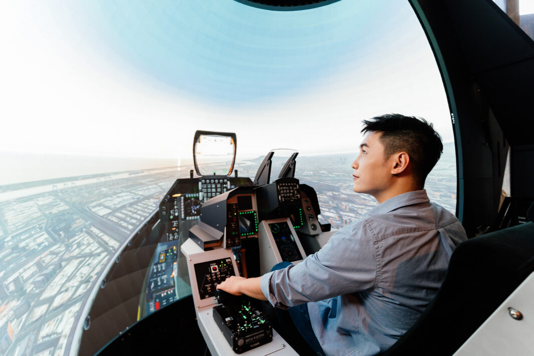 友達以P1.25小間距打造球形LED模擬艙，搭配智崴的精密六軸動態座椅，結合友達專業影像調校技術，呈現擬真模擬飛行場景