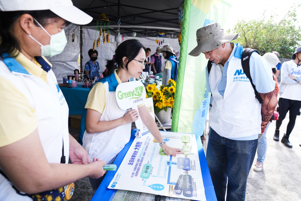 2023年友達永續基金會Ocean Party活動攜手社會企業及地方創生團體，策展食衣行等循環再生環教市集，及電動巴士接駁等低碳活動設計，打造減塑低碳的永續淨灘活動