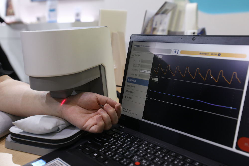 友達耘康脈象檢測系統透過電腦精準控制升降系統，還原中醫師三指把脈過程的舉、按、尋手法，將脈象感受轉化成數據，未來可結合大數據分析，實現智慧醫療及準確性