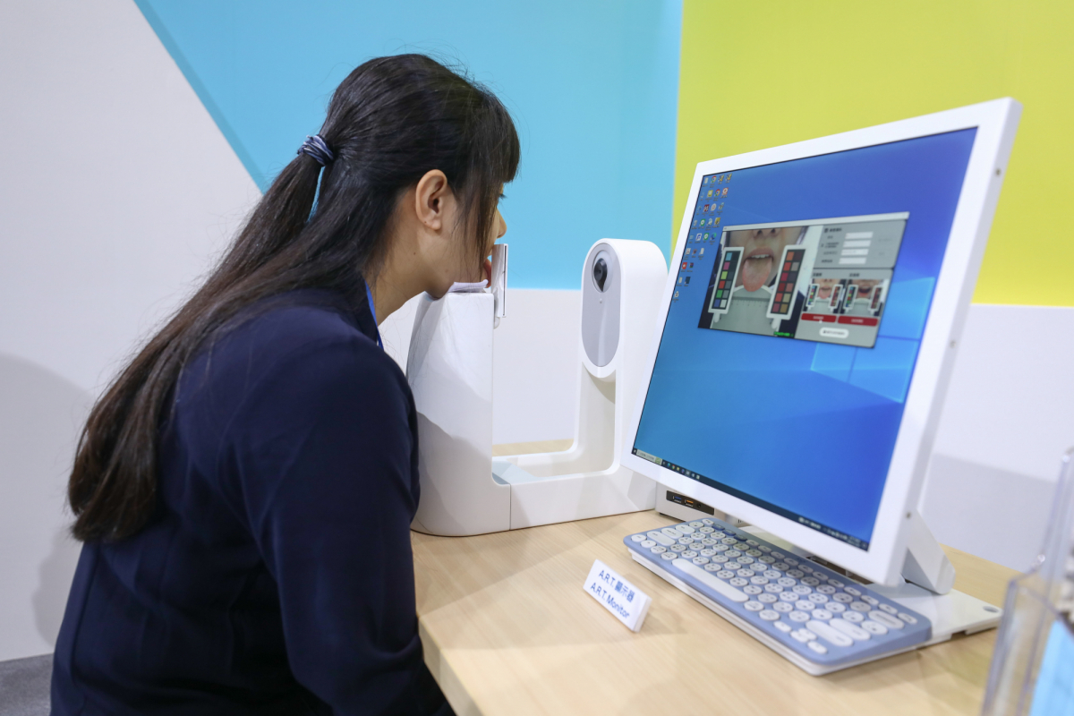 友達耘康延伸友達卓越的感測技術及色彩管理專長，研發出舌象擷取系統，可提供數據化、影像化的檢測結果，輔助醫師與專業醫事人員做為臨床研究、檢測結果評估與檢測紀錄的留存