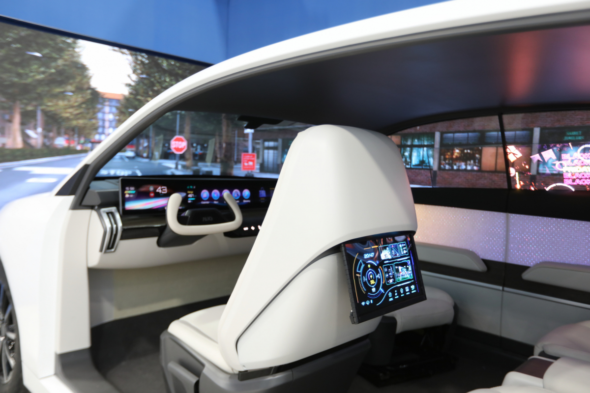 hth·华体的「可卷式后座娱乐显示器」加强后座乘客的感官体验，并保有个性化设计，可依使用偏好进行动态调整。