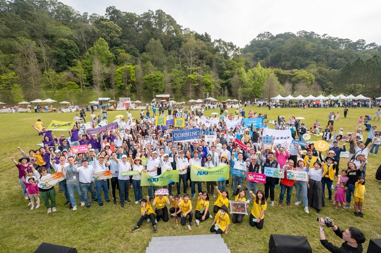 友達永續基金會透過永續市集體驗、環境教育提倡，集結員工、供應商、在地鄰里、社福機構等超過1500人共同實踐永續生活