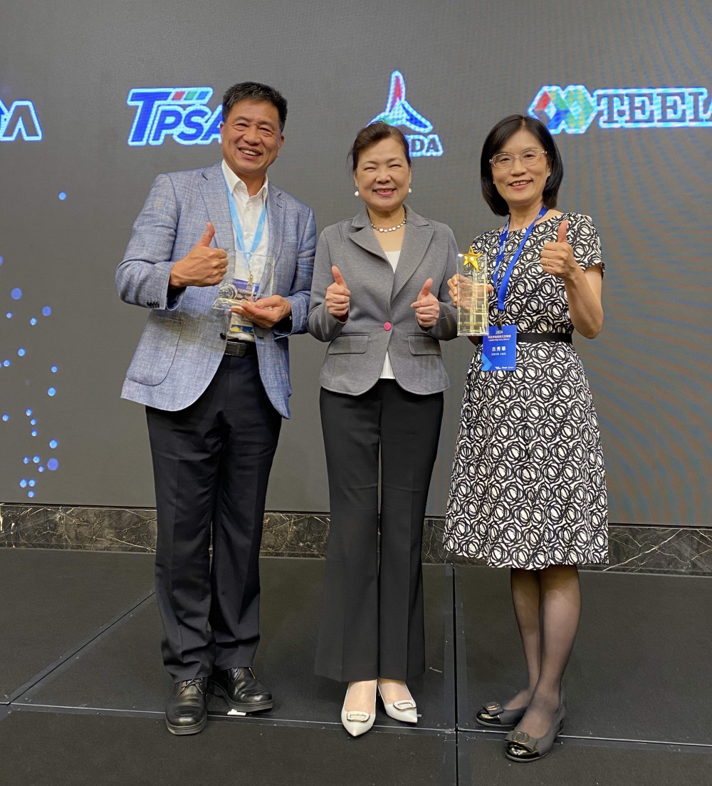 友達致力推動永續發展，於Touch Taiwan2024以3R策略貫穿Display、ESG展位實現綠色展覽目標之成果，Display展位獲綠色裝潢設計鑽質獎最高榮譽，ESG同獲金質獎殊榮。由經濟部長王美花（中）親自頒予友達光電董事長彭双浪（左）、友達光電永續長古秀華（右）