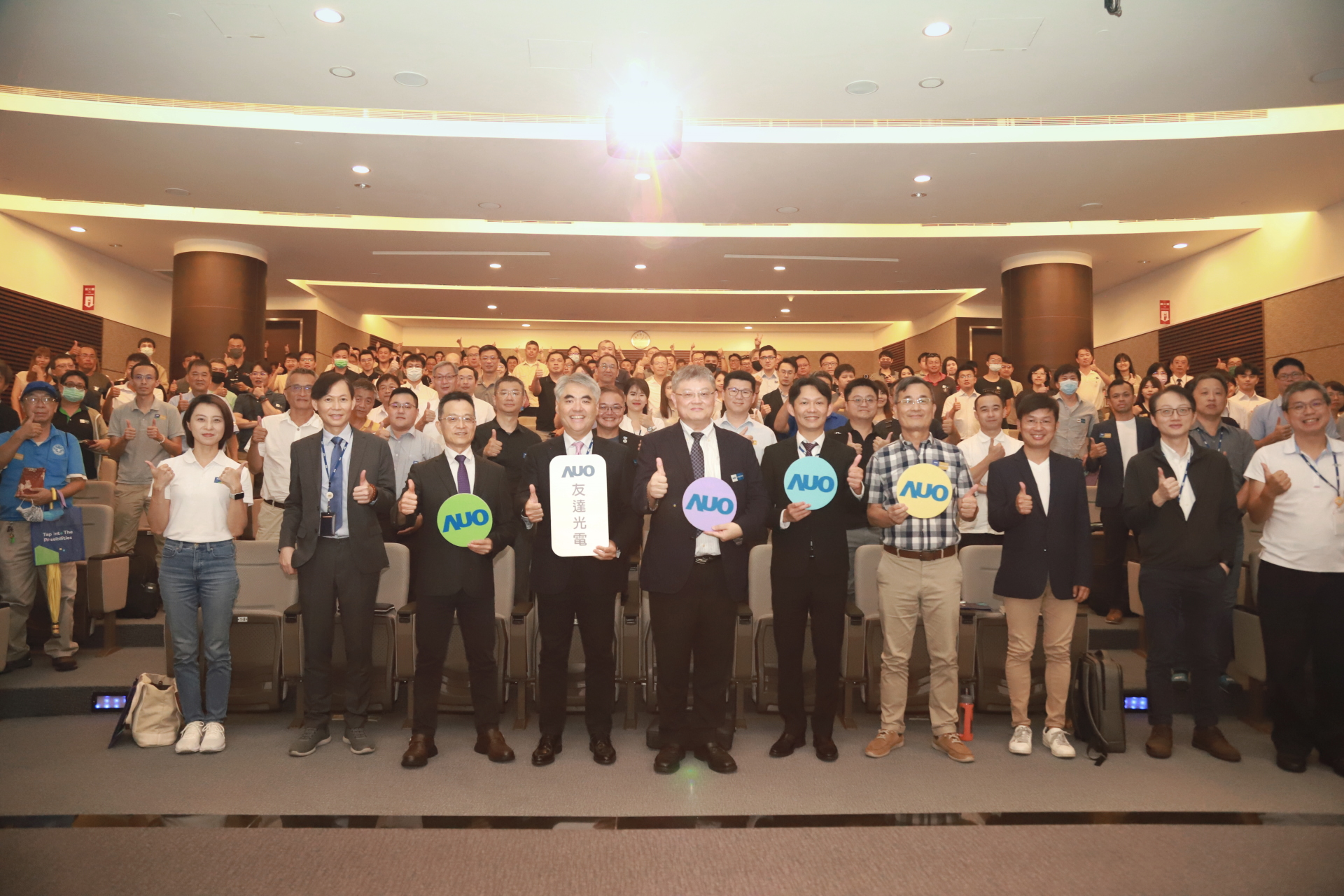 友達光電邀請領域專家共研再生能源發展、電力需求及建築物減碳等議題進行交流，盼共擘綠色永續生態圈的嶄新契機。