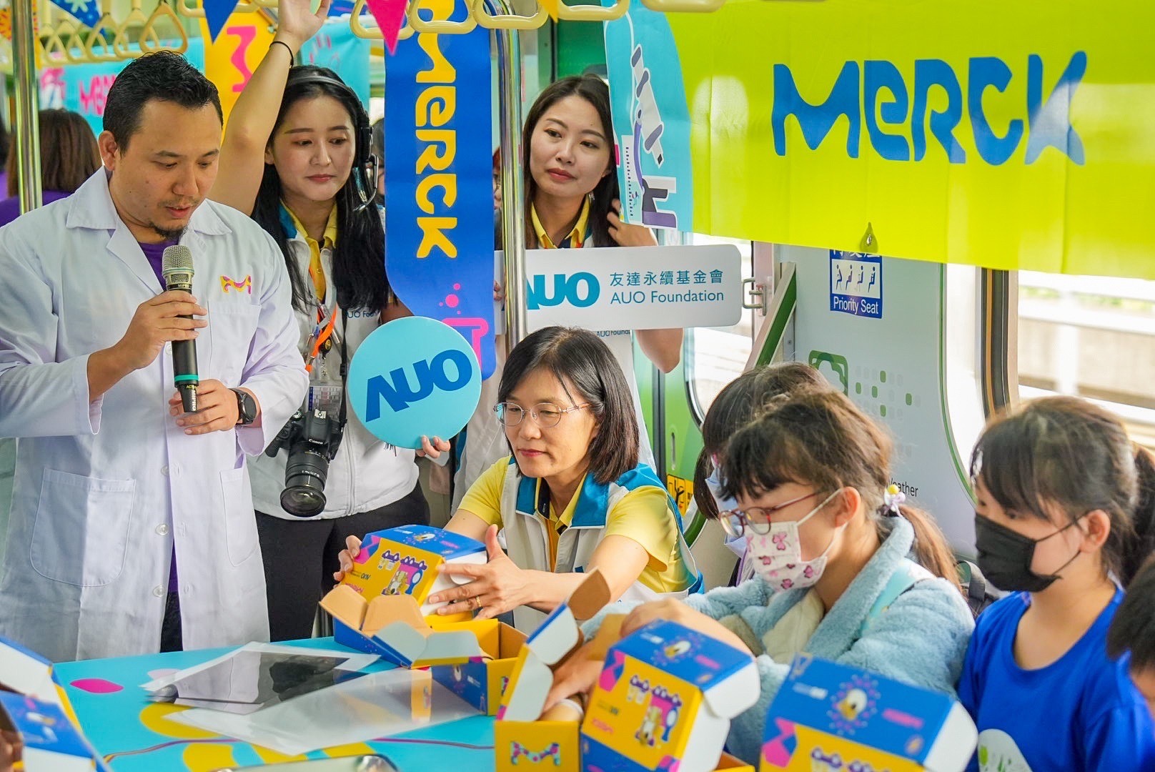 友達以光電、再生能源、水資源三大核心，設計「再生能源和循環經濟」多元永續教育主題，並攜手供應鏈夥伴默克開發創意科學教材及實作體驗，期讓永續素養透過科學探索向下扎根