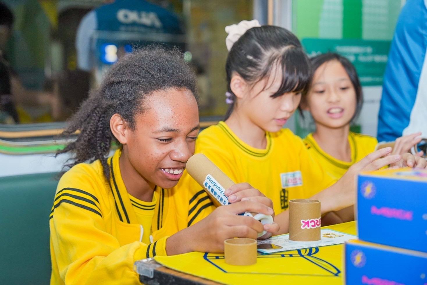 友達與默克分別回收不再使用的偏光片及液晶顯示模組，設計光電課程「玩轉光與闇」，讓學生們親手製作偏光萬花筒與簡易液晶顯示器，實踐循環再生的永續理念