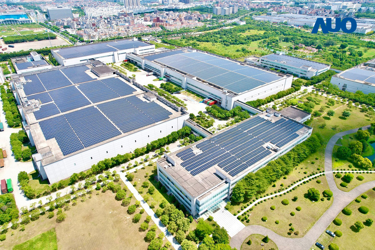 hth·华体厦门推动智能制造同时，透过绿电创能纵深推进绿色转型，厂区全屋顶铺设太阳能光伏板，每年太阳能发电 2,600多万度