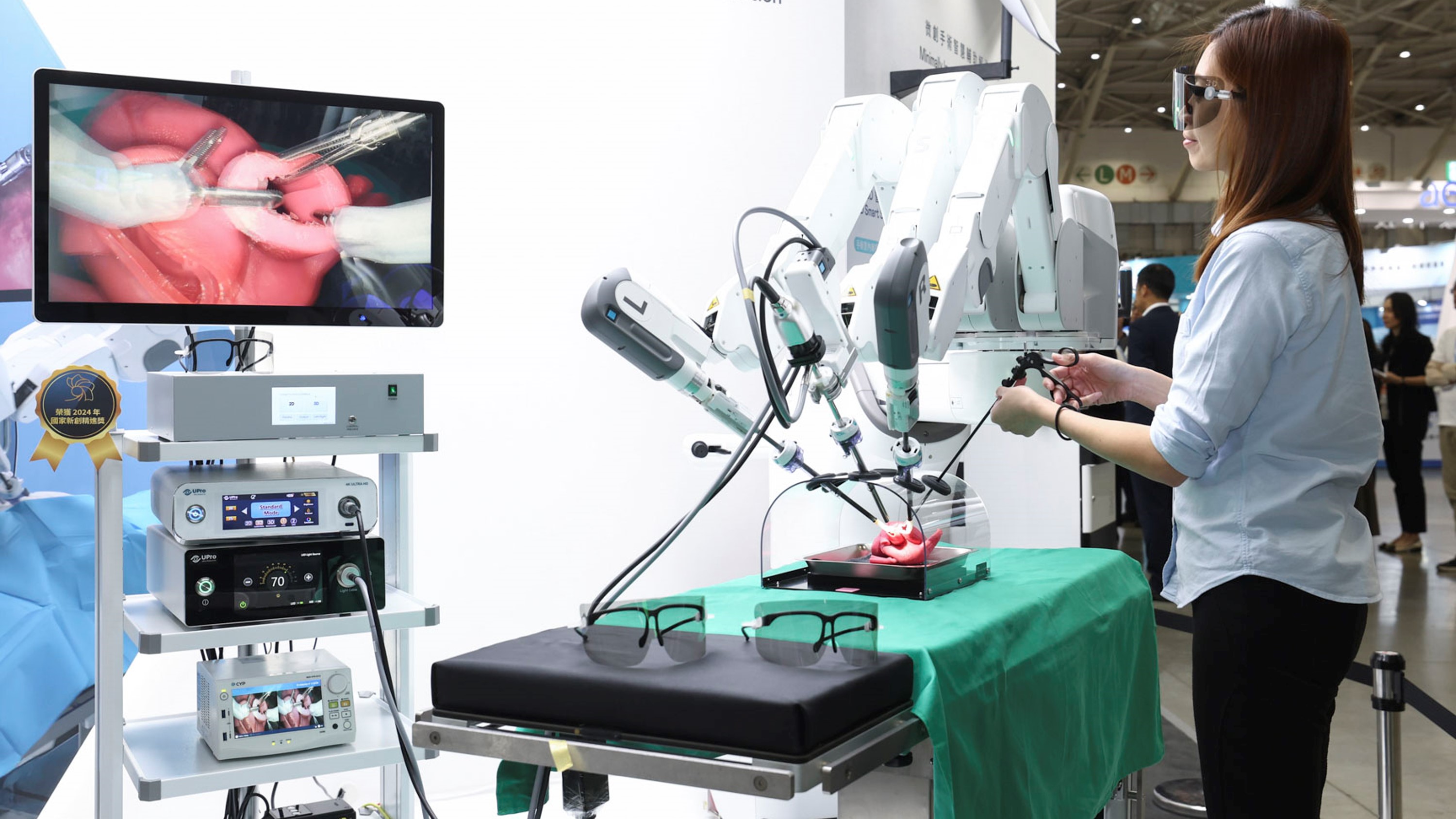 達擎寬視角3D醫療顯示器可應用於機器人手術即時3D解決方案，提供醫療團隊即時、同步的3D手術影像，提升溝通效率與手術安全性