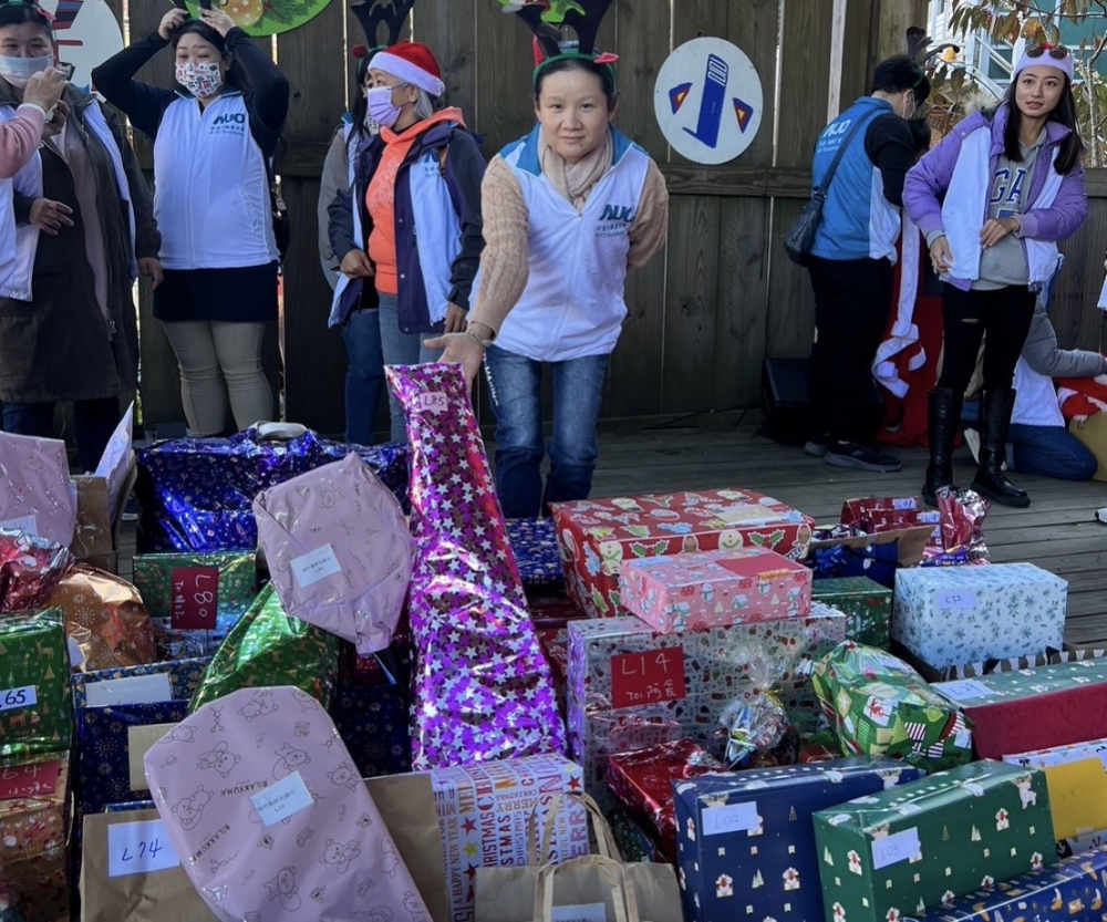 友達永續基金會「圓夢列車」年年迴響熱烈，認捐同仁精心挑選禮物、巧手包裝，整理成隊後，將祝福一一打包送出