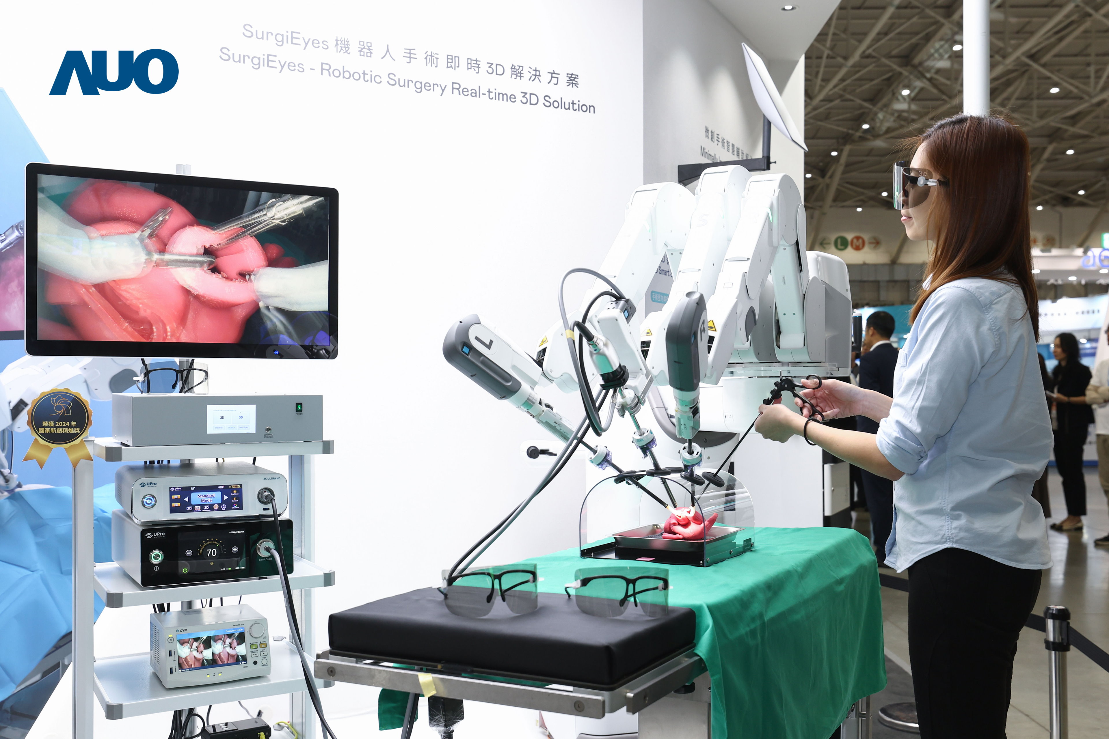 达擎以领先的3D显示技术推出〝SurgiEyes机器人手术实时3D解决方案〞，整合先进3D图像处理与独家3D垂直宽视角、广色域的显示技术，手术团队可实时同步主刀医师视角看到清晰3D影像，提升沟通效率与安全性。