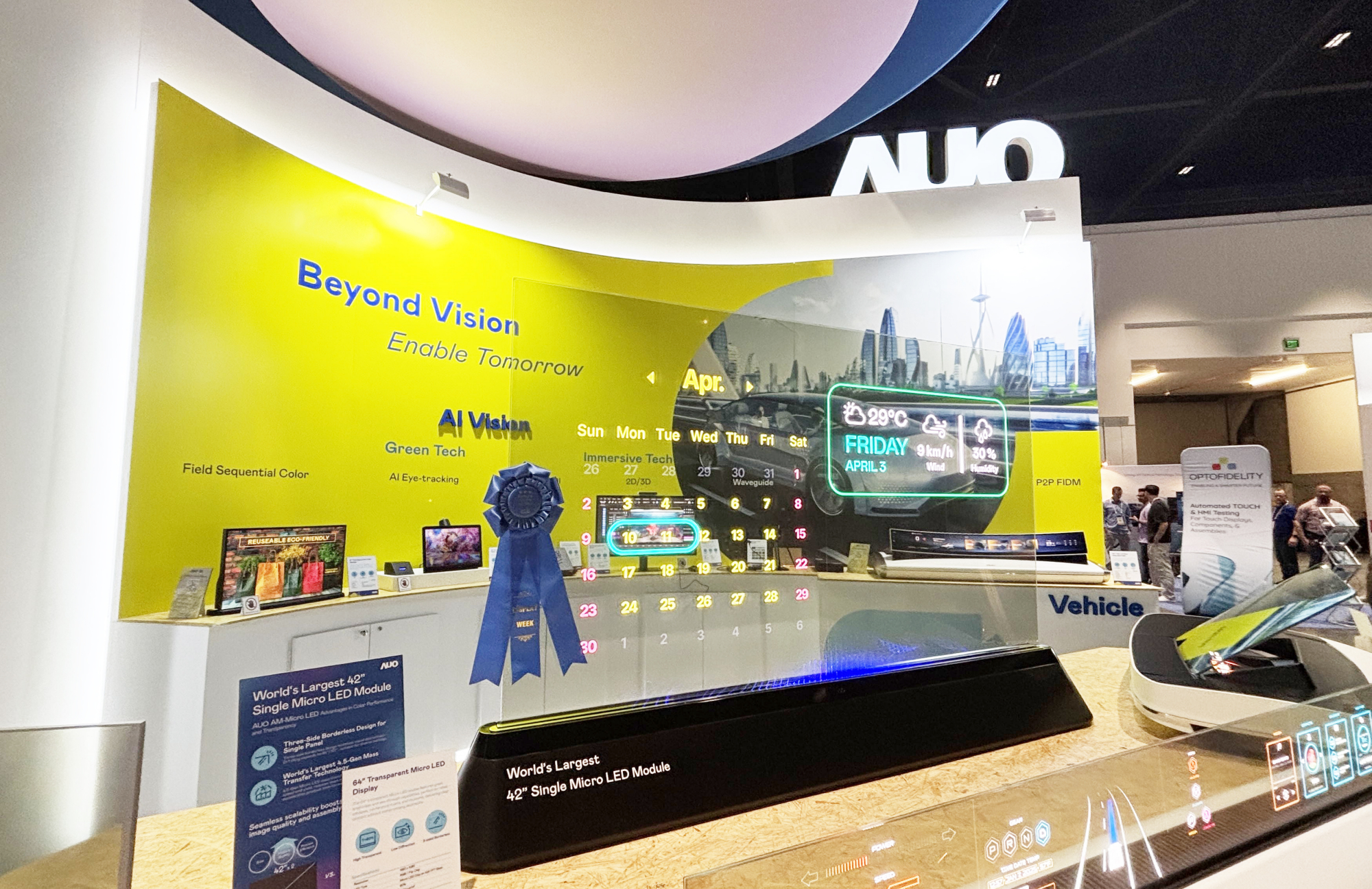 hth·华体64吋透明Micro LED显示器获〝最佳Micro LED技术应用奖〞，其绝妙的透明穿透特性，同时具备1,000 nits的高亮度表现，并透过精细的无缝拼接延伸，可依需求灵活应用于多元场域，展现出Micro LED显示技术划时空的无限潜力