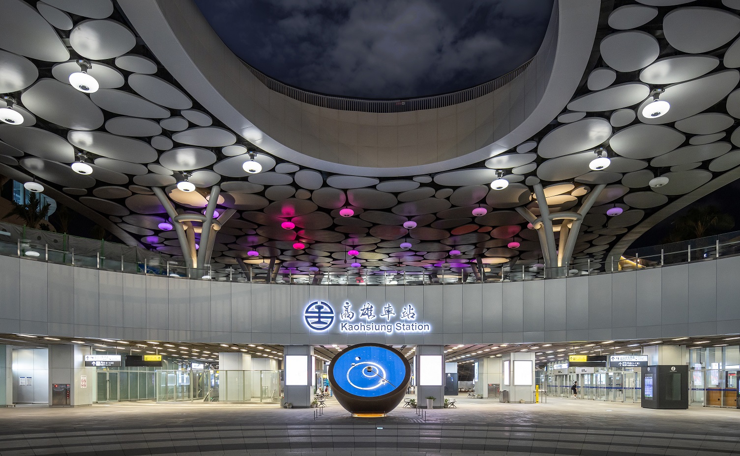 創利空間參與《高雄車站共感空間》公共藝術計畫，擔任視覺科技整合夥伴。於「看時間」天文鐘作品中提供技術指導，整合圓形LED鐘面與鐘體結構，在時間、天象星盤與空間氛圍間生動展演