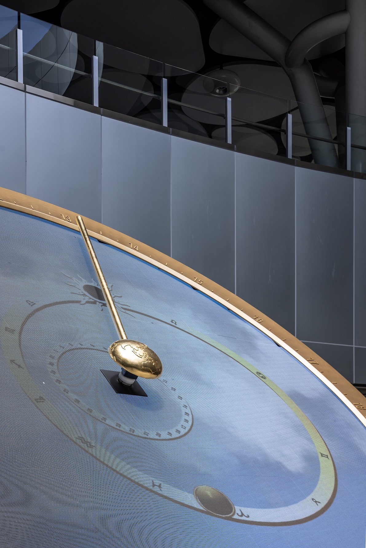 創利空間參與《高雄車站共感空間》公共藝術計畫，擔任視覺科技整合夥伴。於「看時間」天文鐘作品中提供技術指導，整合圓形LED鐘面與鐘體結構，在時間、天象星盤與空間氛圍間生動展演