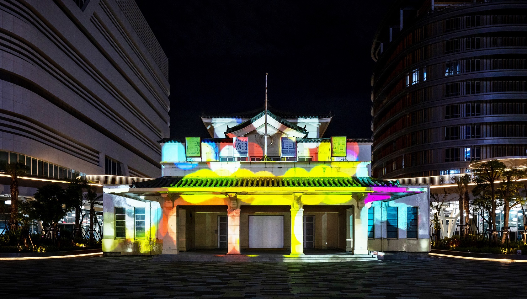「映回憶」這項建築光雕作品展演高雄車站老站體回歸歷程，創利空間協助設計團隊精準呈現建築線條與歷史意象，並納入交通安全考量而調整光影呈現，展現整合技術與空間敏感度