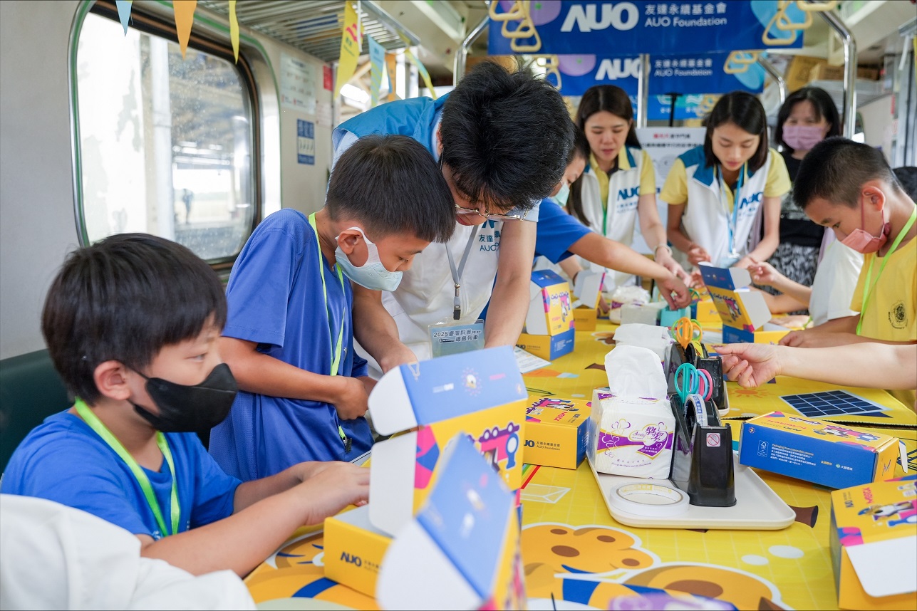 今年友達設計「光電、再生能源、水資源」三大課程主題，攜手供應鏈夥伴默克及大豐環保，以循環經濟理念開發創意教材