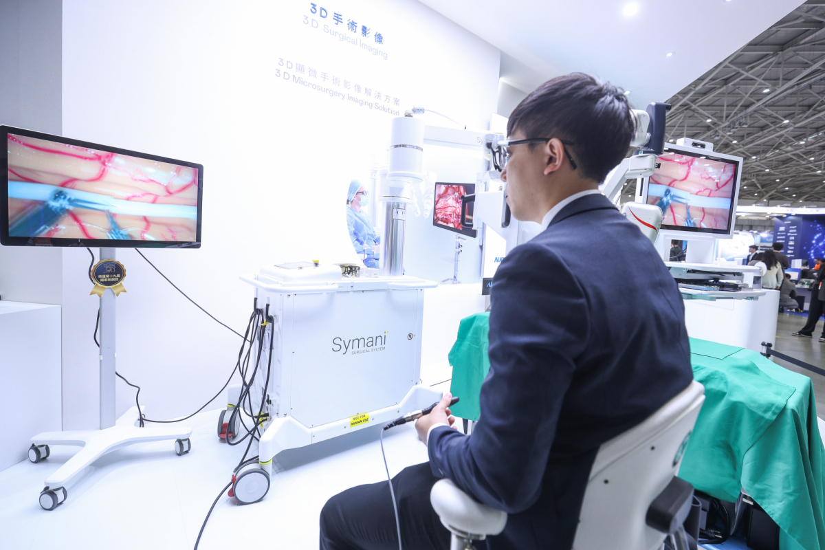 达擎推出〝3D显微手术影像解决方案〞，将3D影像技术从腹腔内视镜手术延伸至神经、血管、淋巴等高难度显微手术，提供超清晰立体视野，协助医疗团队在复杂手术中完成精准细腻操作。