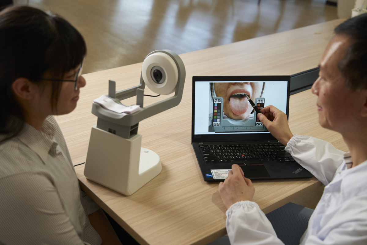 友達耘康的「舌象辨識軟體」則運用AI與大數據技術，可快速辨識舌色、舌形、苔色、苔質等特徵，顯著提升舌象辨識效率，優化檢測流程。