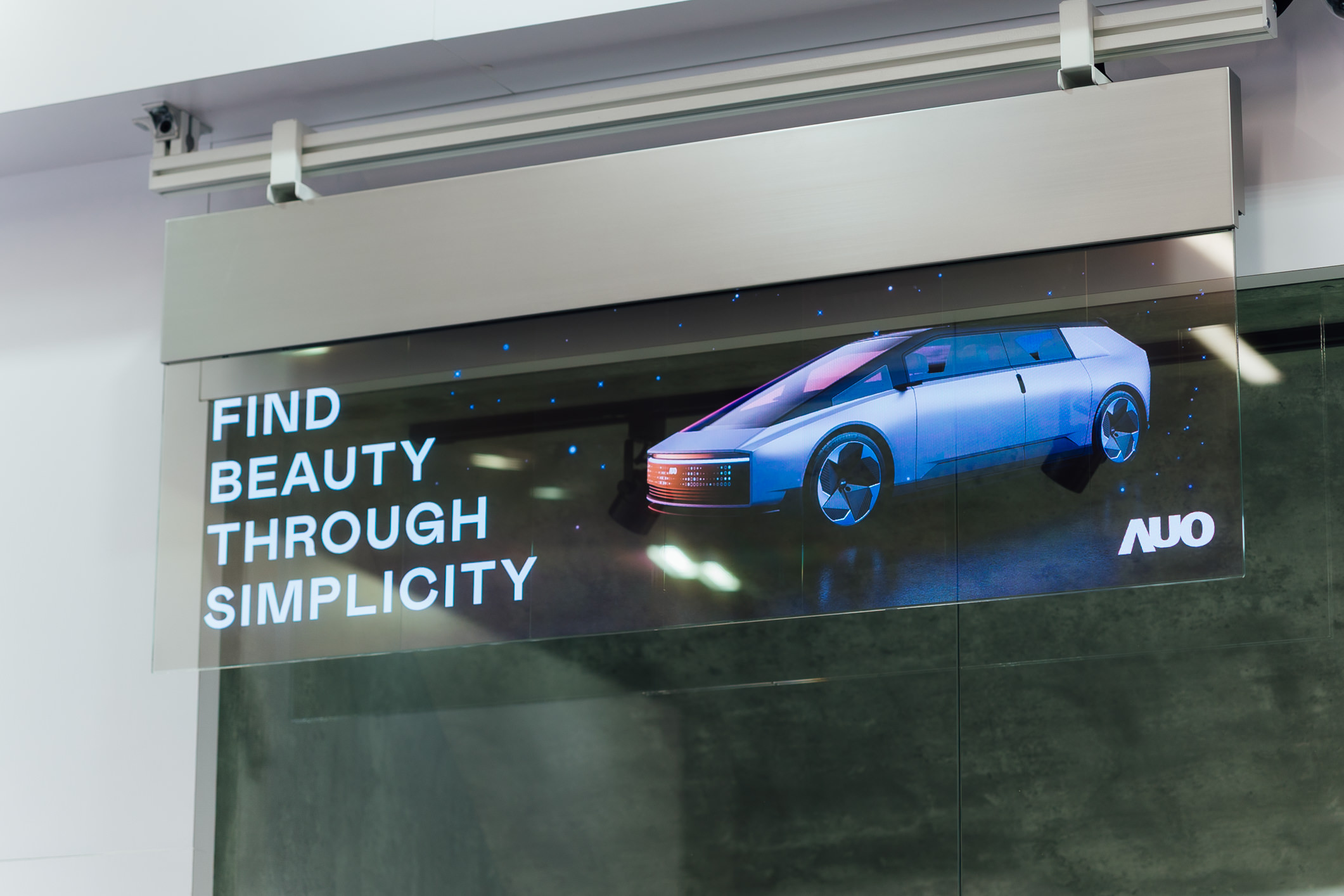 具备高亮度透明感的54吋透明Micro LED智慧广告牌，可无限拼接不同尺寸，营造出兼具科技感与美学的沉浸式氛围，适用于旗舰店、展演空间等多元场域。