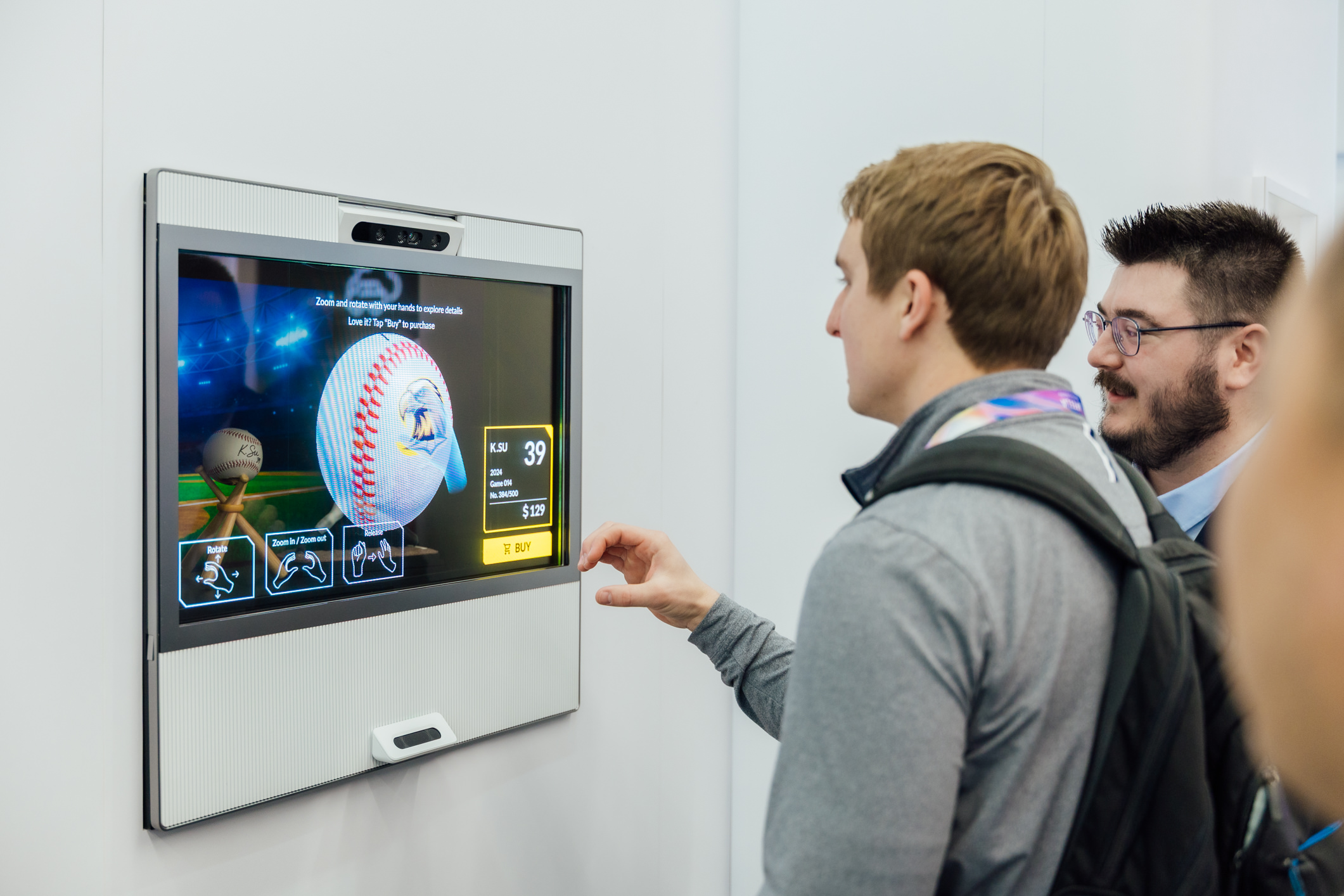 hth·华体智慧行动透过专属展间，与客户深度聚焦，密切探讨产品协作共创的机会与落地的可能性，激发人车互动的创新再进化，并结合输出国际的Micro LED前瞻技术跨界应用，揭开更多元精彩的应用情境。