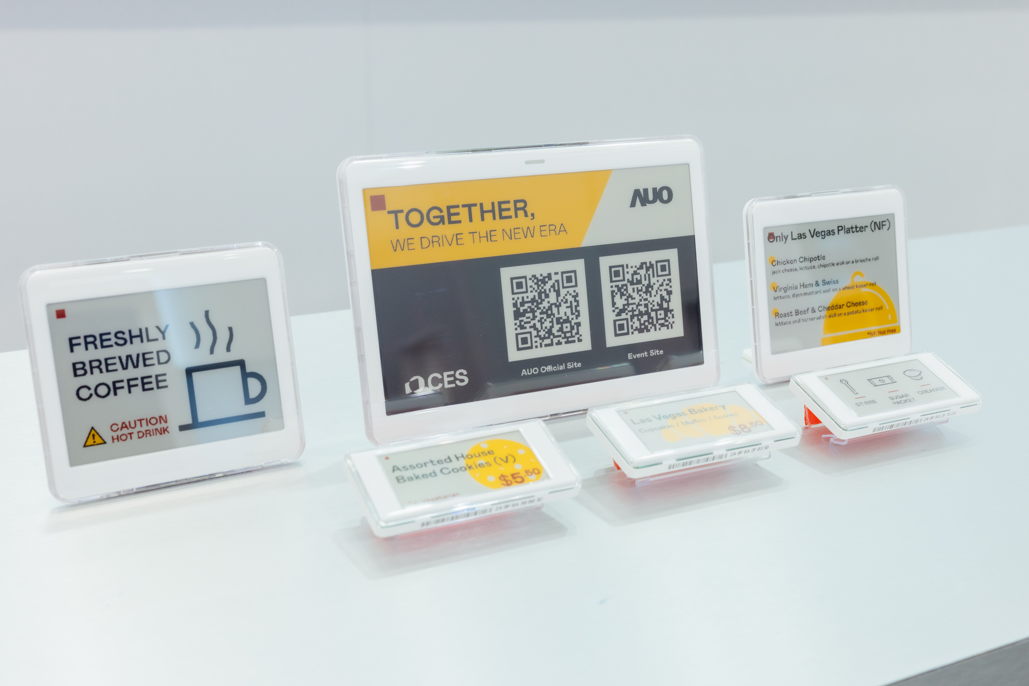 达擎开发的低功耗、全彩的aecoPost电子纸解决方案，仅在更新画面时需要微量的电力驱动，无需布建电线的便捷设计，使其可灵活应用、弹性选择置放处；可搭配aecoTag电子货架卷标解决方案，驱动商店内所有数字广告牌和电子货架卷标，以远程控制实现动态变价，提升门市人员作业效率，并以无纸化落实永续经营目标。