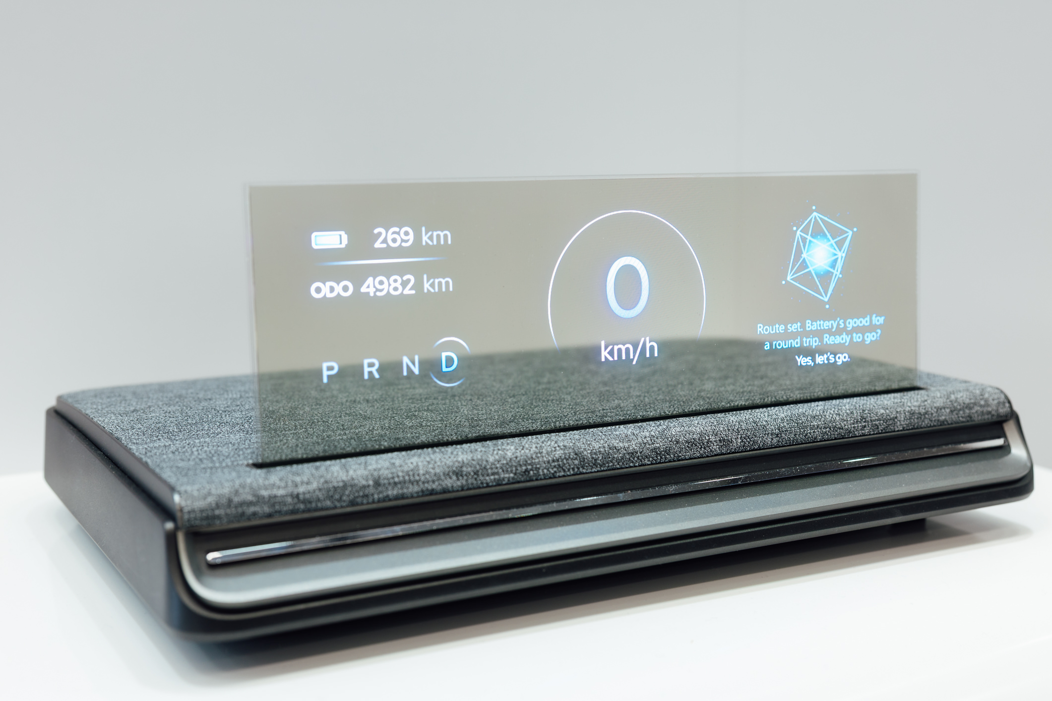 全球首款Aero Module透明Micro LED显示器模块外观轻盈通透，可与数字内容完美融合，提供动态显示、先进控制、个人化沉浸感受。