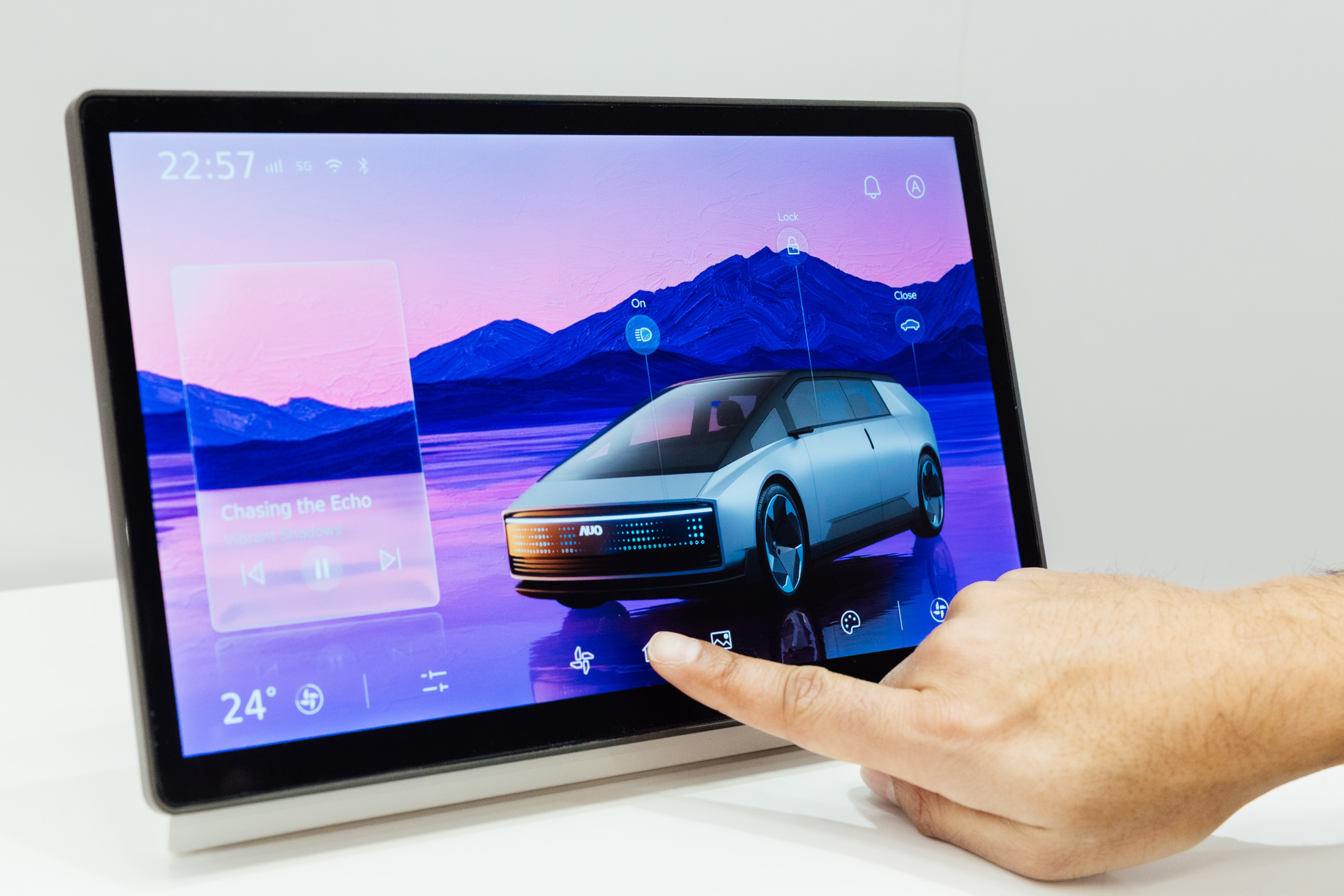 将先进抗反光技术导入于CID中控台呈现全时可视效果，并支持与座舱环境完美融合，带来清晰且不干扰的驾驶与座舱操作体验，兼容座舱质感与行车安全。