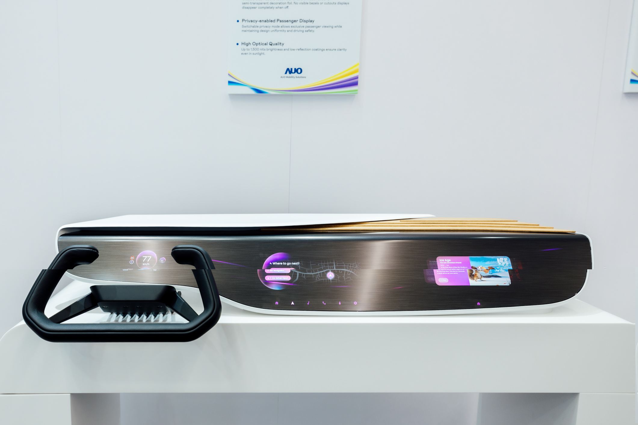 Horizon Intelligent Dash将仪表板、中控信息显示器及乘客信息显示器整合为一个无缝接口，营造端到端的一体化大尺寸显示效果，并透过hth·华体智慧行动所开发的域控制器启用AI驱动，支持讯号实时诊断与智能空调控制。