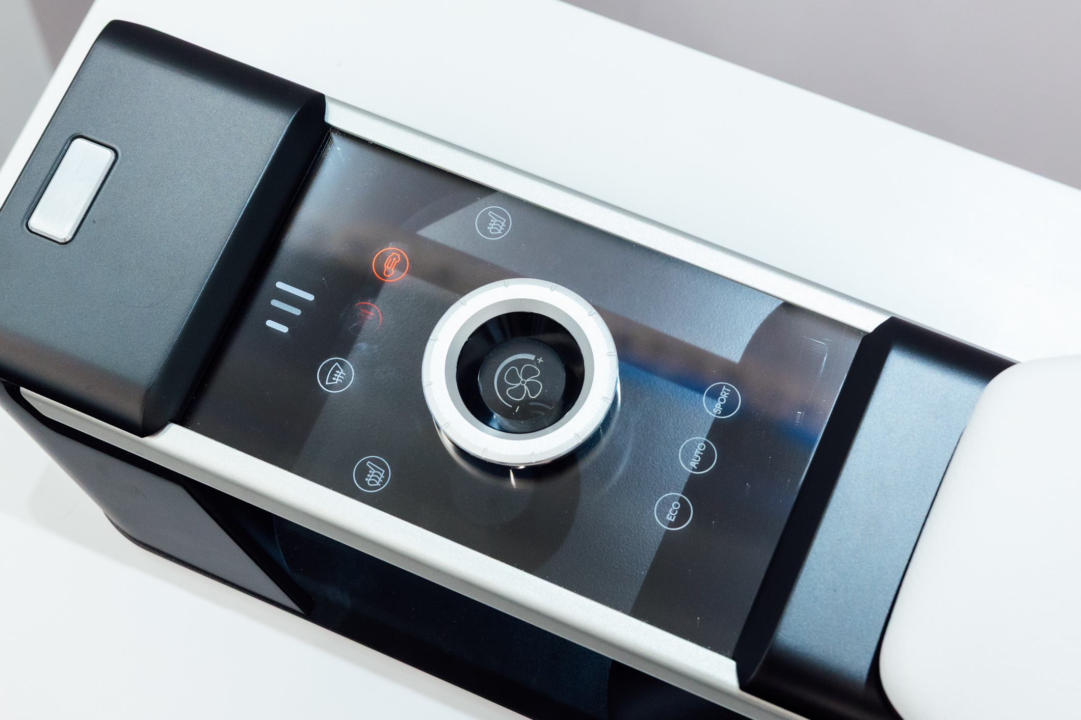 以极简设计打造的CrystalSense Console，为中央扶手区带来创新突破，将功能隐藏于简约的外观中，并采用悬浮式旋钮搭配玻璃面板与主动触觉回馈，仅在操作时才显现功能选单，提供直觉且可自定义的互动体验。