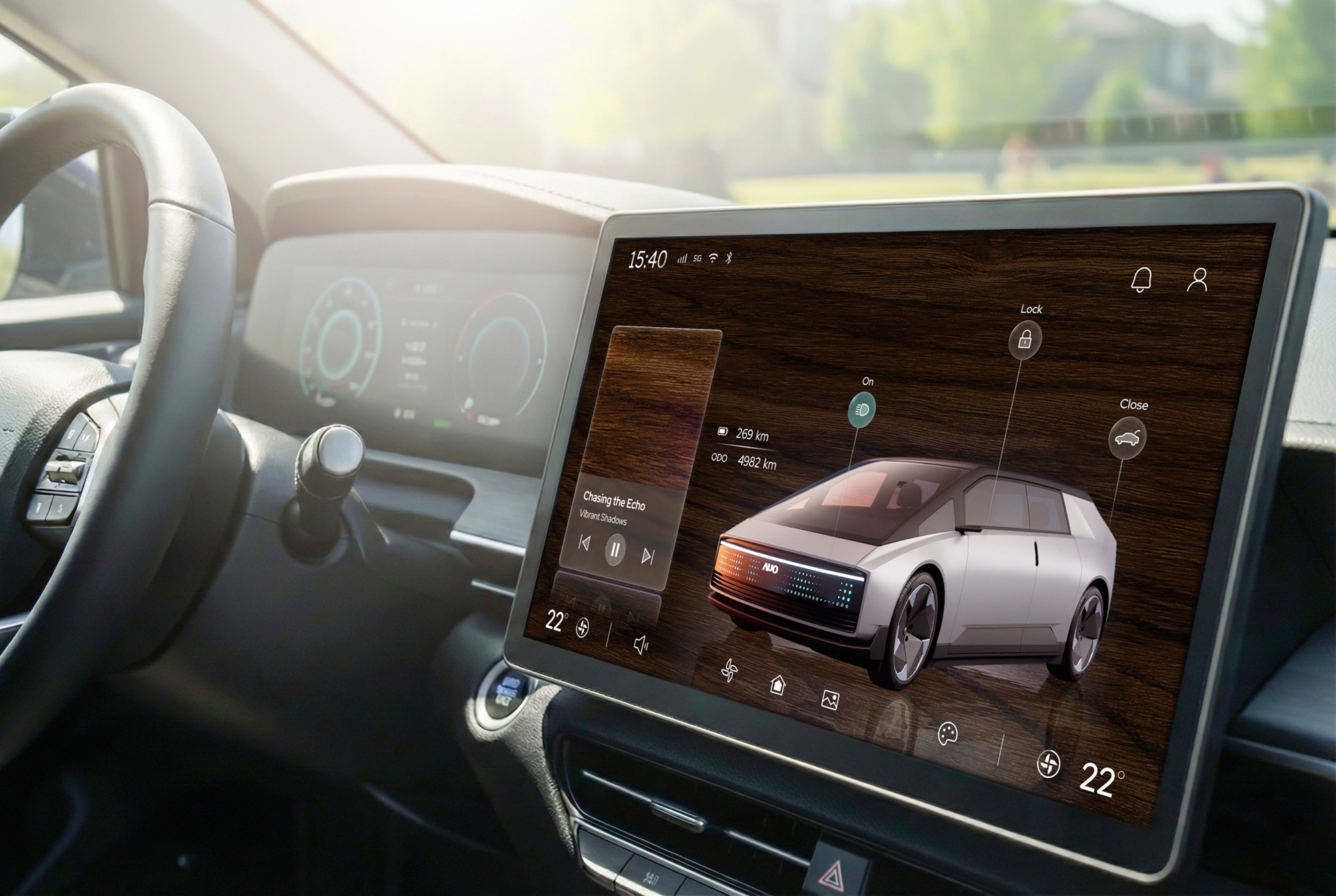 hth·华体光电五度蝉连科睿唯安全球百大创新机构，在显示科技、智能出行与垂直场域相关领域布局研发与专利先机。图为hth·华体在智能出行领域，将先进显示技术应用于座舱的驾驶与中控区域